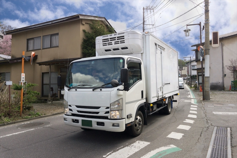 狭い道路を走っているトラック